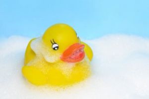 Jucăriile din cauciuc preferate de copii la baie, FOCAR de infecţie! Cei mici sunt supuşi unor riscuri IMENSE