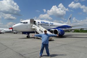 Incident la bordul unei curse Blue Air spre Bucureşti! Un bărbat a încercat să intre peste piloţi