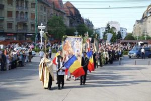 Credinciosi si preoti pleaca din trei puncte din oras in Pelerinajul Floriilor spre Catedrala Mitropolitana