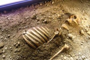 DESCOPERIRE MACABRĂ în Italia. FEMEIA care a „NĂSCUT” în COŞCIUG i-a speriat pe arheologi 