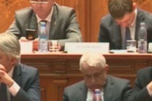 Preocupări DEOCHEATE la sedinţa solemnă. La ce se uita un senator PSD în timpul discuţiilor despre Marea Unire. FOTO