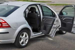 Atenţie când parcaţi la supermarket. Dacă observaţi acest lucru la maşină, sunaţi de urgenţă la 112