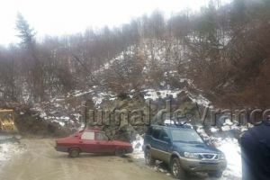 FOTO: DN2N, distrus de alunecarea de teren de la Jitia. Peste 3000 de oameni au rămas izolaţi
