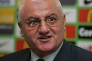 Se implică lumea politică în alegerile FRF? „Am auzit că Lupescu e susţinut de Dragnea. Mă tem să nu-i aresteze pe amândoi”