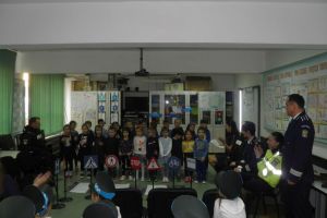 FOTO. Copiii Grădiniţei cu Nr. 12, Alba Iulia învaţă să circule correct, în cadrul proiectului ”Educaţie rutieră – Educaţie pentru viaţă”