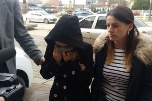 FOTO, VIDEO. Tânăra din Ocna Mureş, acuzată că a dat ţepe pe internet, cercetată sub control judiciar. Zece plângeri la poliţie după ce oamenii i-au dat bani să le cumpere produse