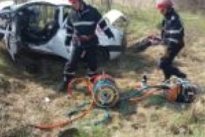 Accident mortal în Caraş-Severin! Doi poliţişti sunt la spital după ce au fost loviţi de TIR! [VIDEO/FOTO]