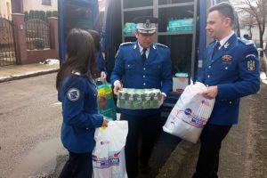 Jandarmii au mers cu daruri la Protecţia Copilului