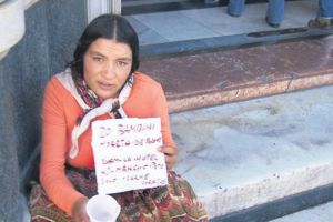 Tinere amendate pentru cersetorie, in Ploiesti. De ce nu sunt trimise la munca in folosul comunitatii, daca tot nu-si platesc amenzile?