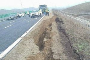 ALERTĂ! Autostrada Sebeş-Turda, Lotul 4, se CRAPĂ înainte să fie INAUGURATĂ - FOTO