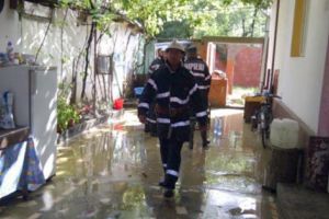 Gospodării inundate în judeţ
