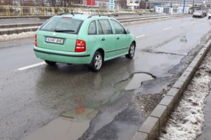 Gropile de pe podul peste Râul Doamnei vor înghiţi din nou banii piteştenilor!