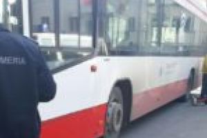 De pe scara autobuzului, în comă alcoolică! Jandarmeria şi Ambulanţa, într-o cursă specială fără bilet!