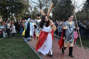 Via Crucis. Peste 200 de credincioşi au rememorat patimile lui Hristos în Parcul Liniştii (FOTO / VIDEO)