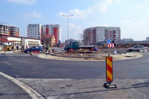 Mai repede cu o zi! Sensul giratoriu din strada Oneştilor, dat în folosinţă miercuri seară (FOTO)