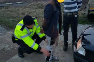 FOTO. Doi tineri fumau marijuana într-o benzinărie. Poliţiştii le-au pus cătuşe