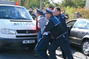 Agresorii poliţiştilor din Satu Mare, arestaţi pentru 30 de zile