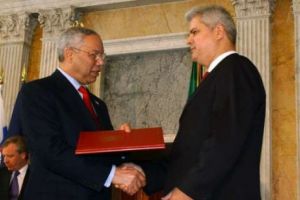 POVESTEA UNEI FOTOGRAFII. Năstase şi Geoană, la ceremoniile de aderare a României la NATO