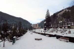 Drumul surpat spre Slănic Moldova împuţinează turiştii