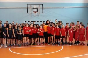 Baschet şcolar cu victorii pentru „Regina Maria” şi „Andrei Şaguna”