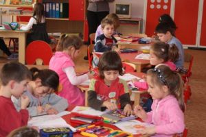 Parlamentarii vor ca grădiniţa să fie obligatorie. Părinţi: Înainte să ne oblige, să construiască grădinţe