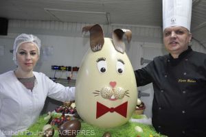 FOTO – Cel mai mare ou de ciocolată pentru Paşte, făurit la Cisnădie. Are şapte kilograme