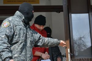 Arestare în zori: Jandarmul Dan Marius Mendea şi 7 traficanţi din gruparea pe care o aproviziona cu droguri au ajuns după gratii