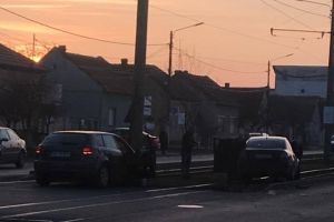 ACCIDENT în faţă la LIDL: Două maşini au ZBURAT pe liniile de TRAMVAI