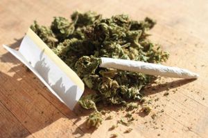 Droguri într-un cămin studenţesc din Braşov. Doi tineri, reţinuţi