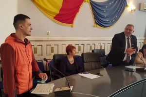 FOTO, VIDEO. Levente Polgar, ultramaratonistul fără o mână care a alergat 110 kilometri la Arctic Ultra 6633, diplomă de la Prefectura Alba pentru recunoaşterea meritelor: ”Am învăţat că nu ne putem pune cu natura”