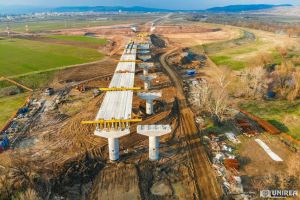FOTO, VIDEO. Autostrada Sebeş-Turda, lotul I: Continuă montarea grinzilor la podul de peste Mureş, unde Pizzattori mobilizează cei mai mulţi muncitori