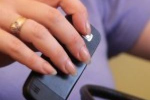 Dosar penal pentru o tanara din Tudor Vladimirescu, aceasta a furat un telefon mobil