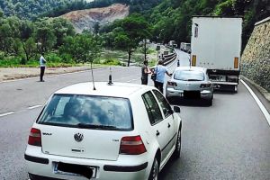 Trafic deviat pe Valea Oltului. Se asfaltează o groapă