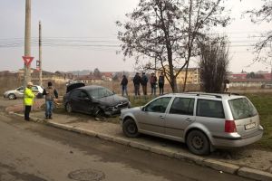 Accident lângă pasarela de la Burdujeni, provocat de un şofer de 19 ani, care a efectuat o ...