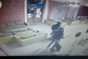 Scene de coşmar pentru o barmaniţă, atacată şi tâlhărită în miez de noapte