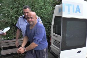 Incendiatorul a trei maşini, printre care şi cea a unui poliţist, condamnat definitiv la 5 ...