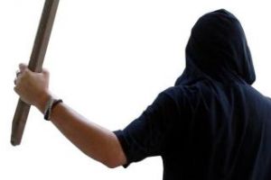 CLUJ: Bătaie ca în ”vestuil sălbatic” la Fizeşu Gherlii. Doi tineri s-au bătut cu bâtele, la ieşirea din bar