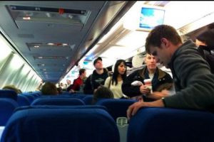 Bătaie CRUNTĂ în avion între doi pasageri. Unul dintre ei ameninţă că ARUNCĂ ÎN AER aeronava. VIDEO în articol