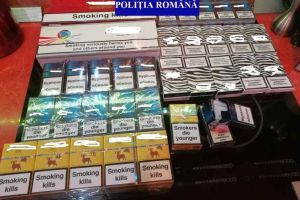 FOTO, VIDEO: Percheziţii la Cugir. Două persoane au fost reţinute pentru contrabandă cu ţigări şi alcool. Au fost confiscate peste 8.600 de ţigarete şi 375 de litri de alcool