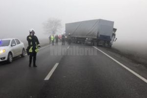 Carambol cu patru autoturisme şi un tir, pe E 85, la ieşirea din Suceava