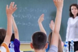 Un celebru MANELIST „culege” copiii de pe stradă şi îi trimite la ȘCOALĂ. Nimeni nu se aştepta la asta!