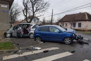 Maşini făcute ZOB pe strada Progresului. Una a ajuns direct într-o CASĂ