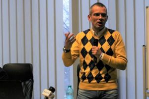 Adelin Petrişor a povestit studenţilor de la UMF viaţa de război şi cum se moare în Afganistan, Irak, Liban…