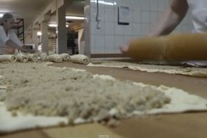 Într-o brutărie din Harghita se lucrează la foc continuu pentru bunătăţile de pe masa de Paşti