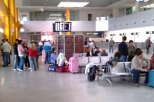 Cluj: O femeie a încercat să mituiască un poliţist de la Aeroportul Cluj