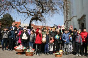 Un copac din centru, împodobit cu ouă. Creţu: Oraşul vrem să fie curat, spălat, aranjat (FOTO)