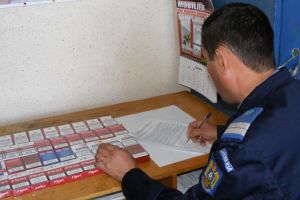 Grupare infracţională specializată în contrabandă cu ţigări