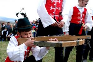 Împuşcatul cocoşului, la Apaţa