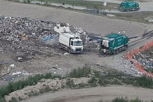 Cu gunoiul pe străzi sau la depozit? Oraşul Comăneşti vrea să rămână în ADIS