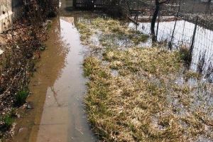 FOTO: Inundaţii de primăvară la Focşani! Pompierii acţionează pe DN2 şi în gospodării